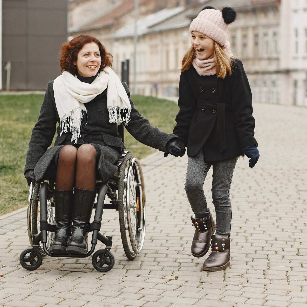 Kobieta na wózku inwalidzkim na spacerze z córką