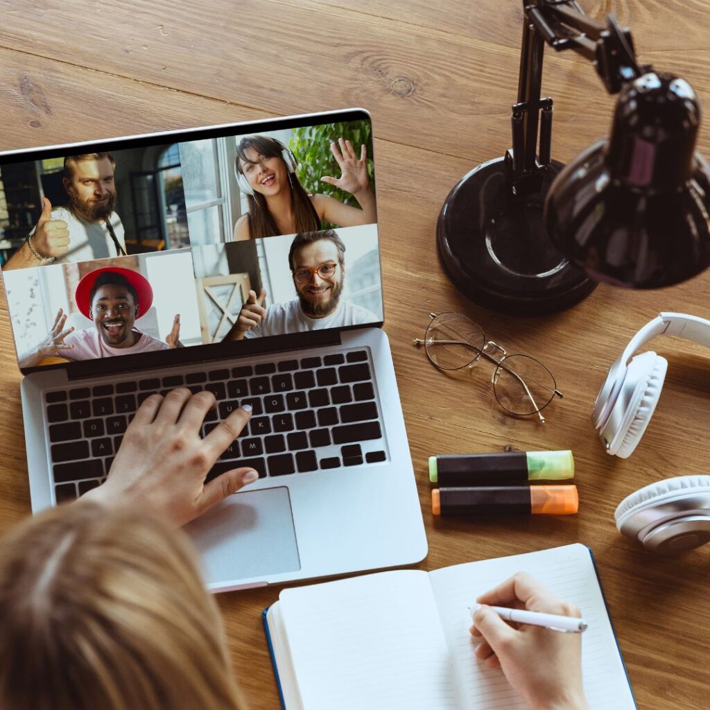 osoba z orzeczeniem o niepełnosprawności pracująca zdalnie i biorąca udział w spotkaniu online