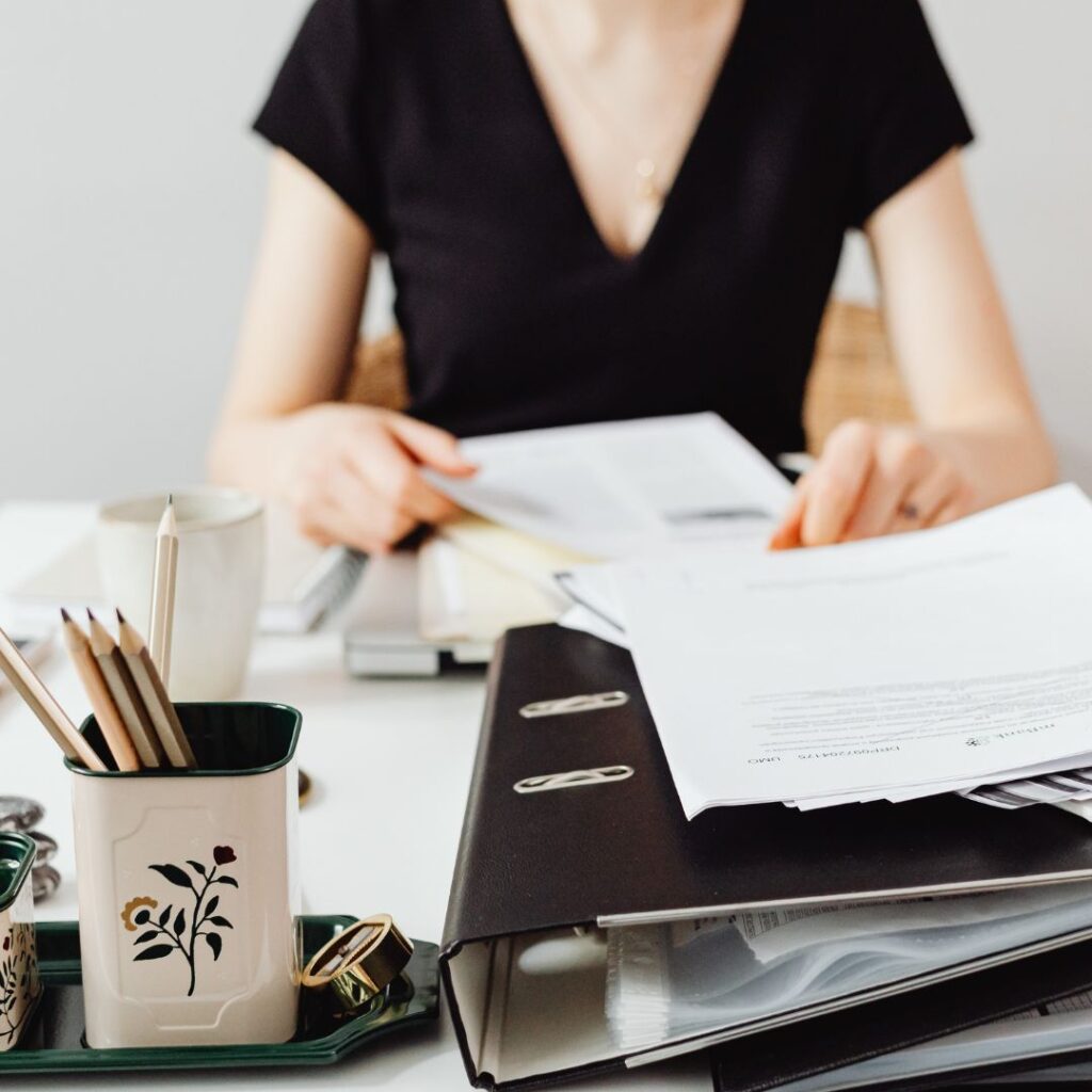 deklaracje PFRON za 2025 – księgowa przygotowuje roczne rozliczenie dokumentów