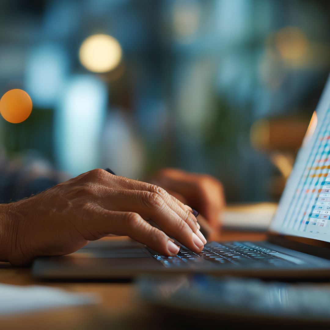 Analiza danych kadrowych w arkuszu: liczenie etatów, dni wolnych i wyłączeń.