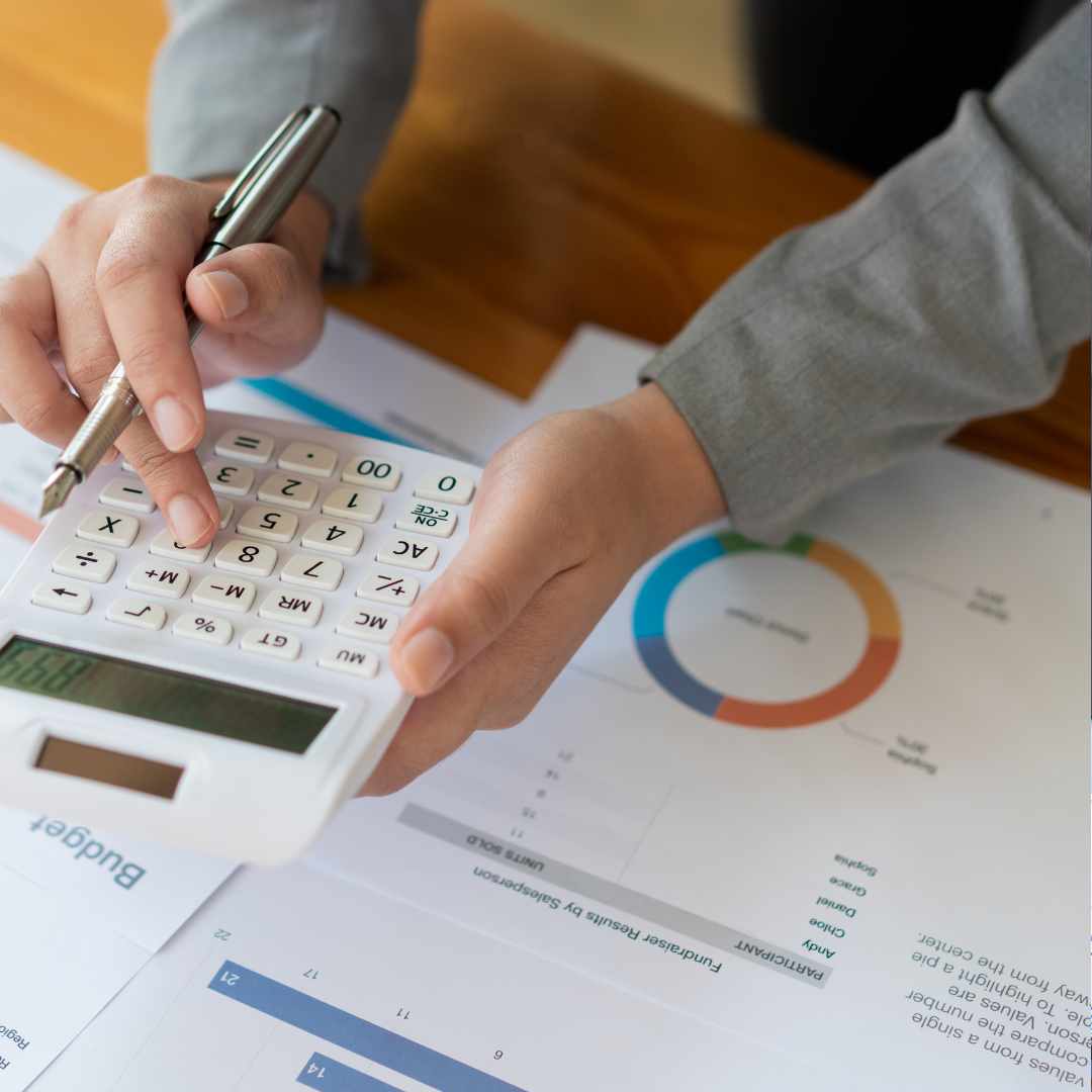 Kalkulator i dokumenty finansowe firmy obrazujące jak obliczyć PFRON i zredukować koszty zatrudnienia